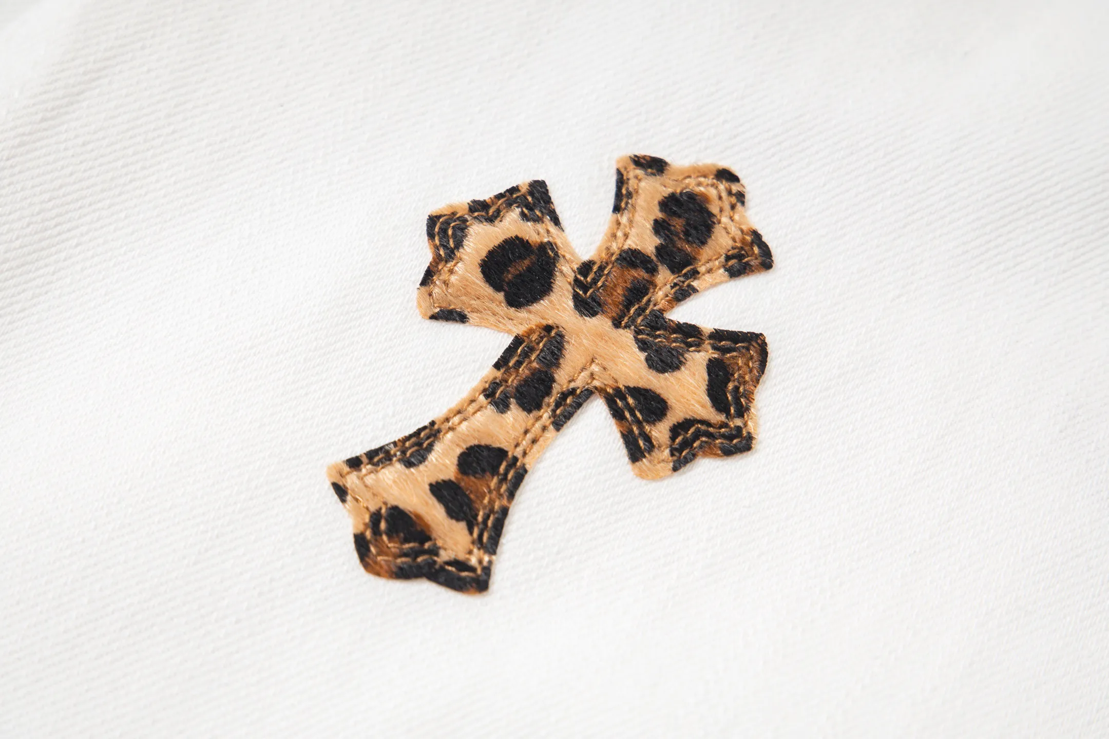 P220 Chrome Hearts｜CH Chrome Hearts 25SS high street jeans with leopard print and vintage graffiti paintings. Chrome Hearts are the most popular pants in color. Made of beaded canvas fabric, heavy washing makes the upper body of the fabric more textured and the pants are tall and straight! The three-dimensional cutting of the whole trousers is a masterpiece! The hardware is customized by zp. The beaded canvas fabric is thick and soft after being washed. It has good breathability. Customized small leather label. Unique design. The details are simple and elegant, and the workmanship is exquisite. The whole trousers are neatly routed and the details are in place! It’s so cool that both men and women can easily control the genderless trend! Style number: 1720# Color: White Size: 28 30 32 34 36